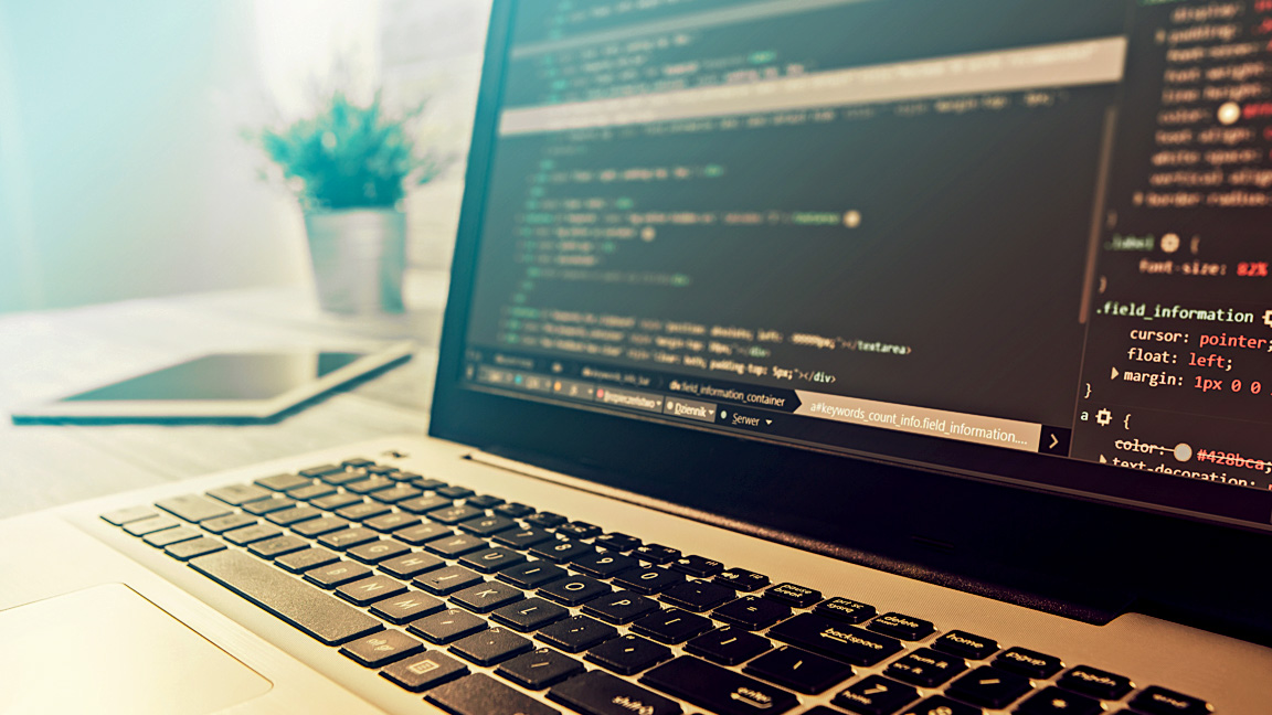 Vue sur un ordinateur portable avec du code à l’écran