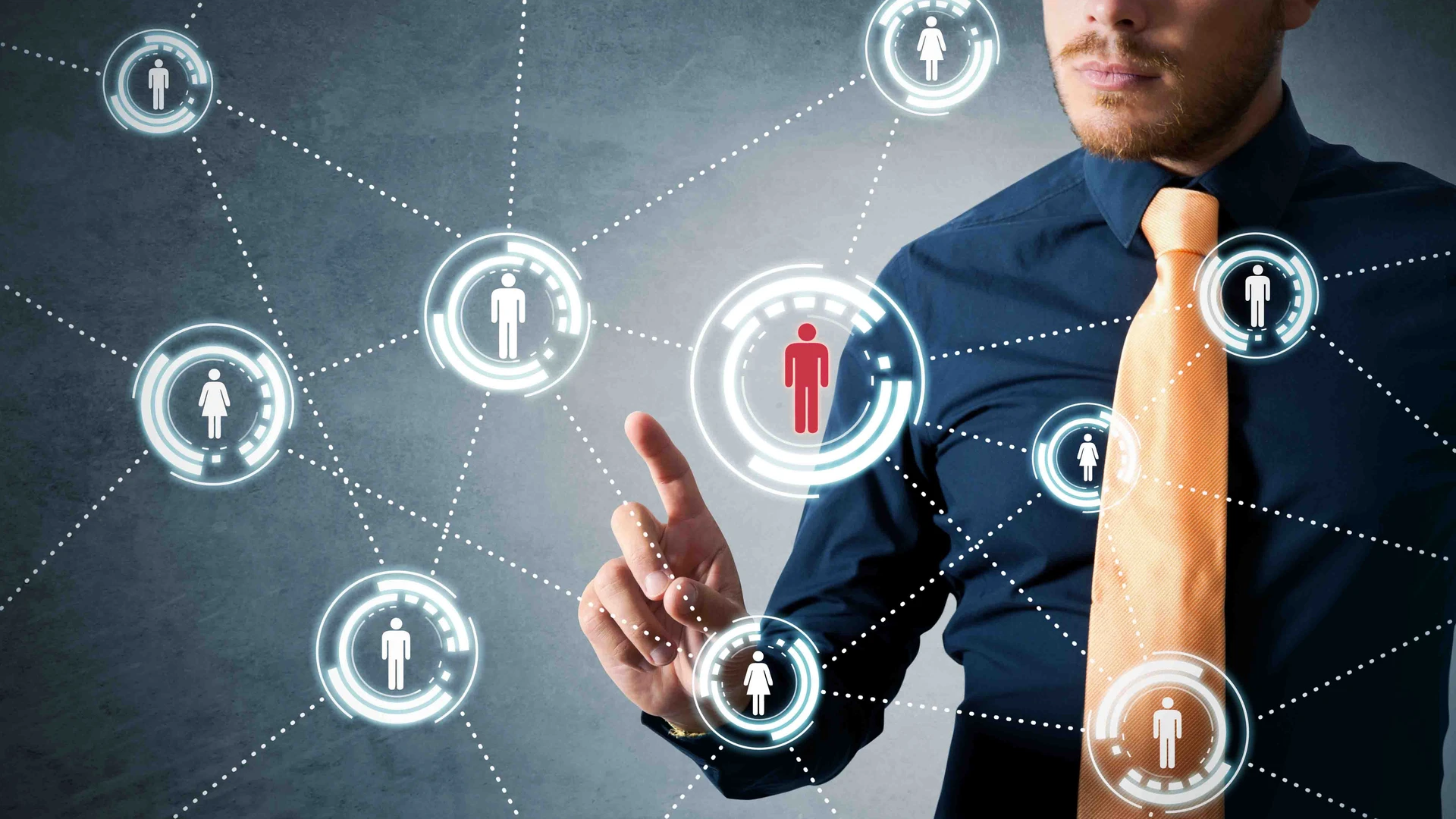 Homme avec réseau au premier plan