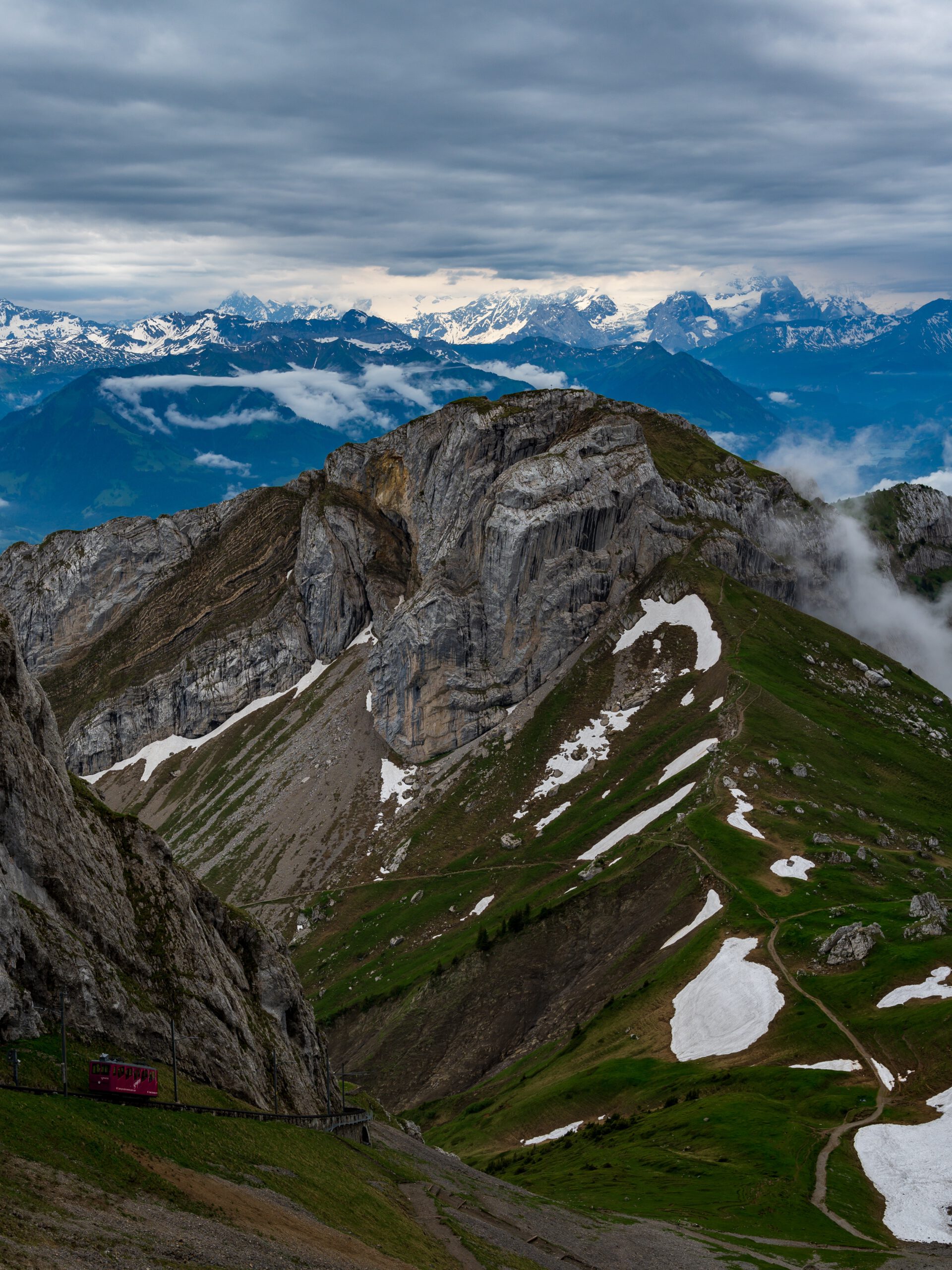 Szenerie vom Pilatus mit dramatisch ausschauendem Himmel